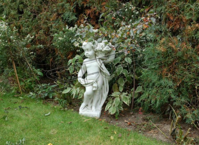 Natural flower planters, plant pots, decorative garden flowerpots, vases, figure.